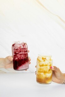 手捧美味果酱与糕点