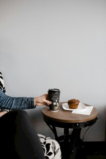 手捧咖啡的惬意休闲时光