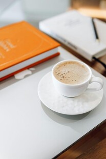 桌上咖啡与书籍的惬意时光