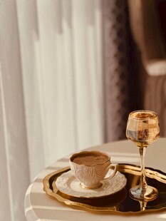 精致咖啡与酒杯摆拍