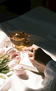 手抚鲜花烛台温馨场景