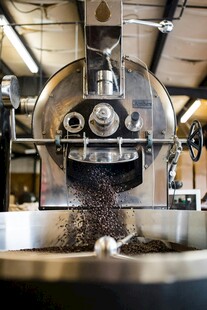 咖啡豆烘焙机工作场景