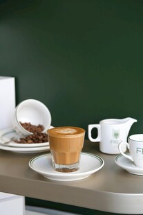 精致咖啡杯具与香浓咖啡