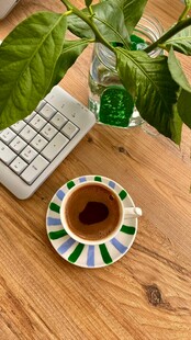 办公桌上的咖啡与绿植