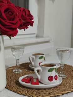 浪漫玫瑰配精致咖啡甜点