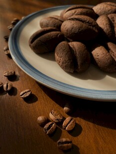 盘中碧根果与散落咖啡豆