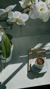 简约桌面的精致咖啡摆件