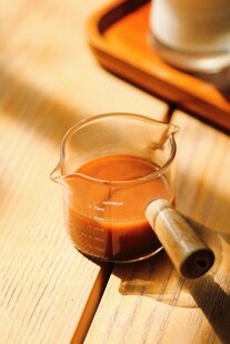 精致咖啡器具与棕色饮品