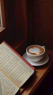 窗边咖啡与翻开的书页