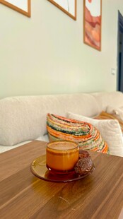 多彩蛋糕卷置于木桌