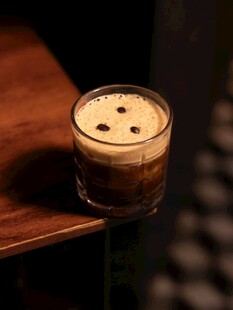 精致分层咖啡饮品