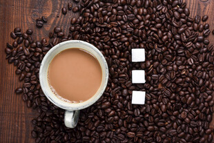 木桌上的咖啡与方糖