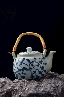 青花提梁壶置于岩石之上