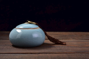 浅蓝色陶瓷罐配挂饰