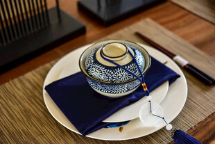 中式茶具摆设于素雅餐碟上