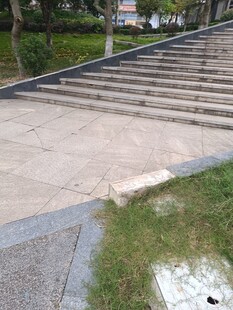 户外阶梯旁的石板地面