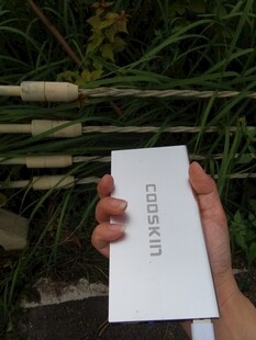 手持Coach包装盒展示