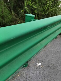 绿色公路护栏特写