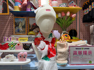 可爱玩偶摆件装点温馨角落