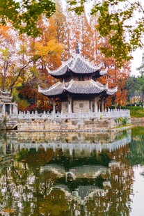秋日湖畔中式亭阁美景