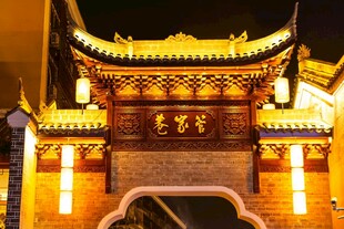 古色古香的中式门楼夜景