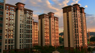 夕阳下的高层住宅小区