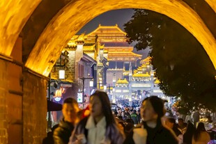 古巷夜景下的热闹人群