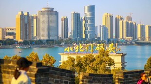 城市江畔高楼风光景致