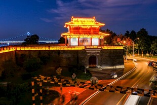 古城楼夜景下的璀璨灯火