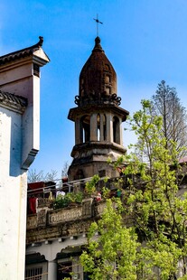 中式古建筑旁的尖顶塔楼