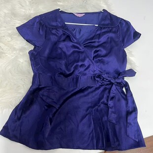 紫色短袖上衣带腰间装饰