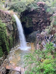 山间瀑布自然清新之景