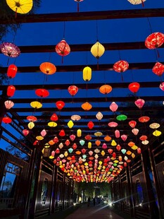 绚丽多彩的灯笼装饰景观