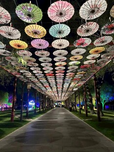 伞状装饰打造梦幻通道