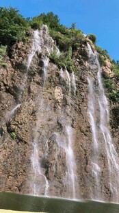 壮观悬崖瀑布景观