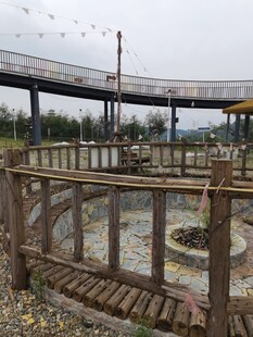 户外木质观景台与高架桥