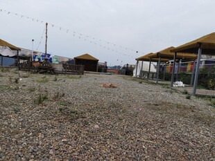 海边碎石滩上的简易帐篷