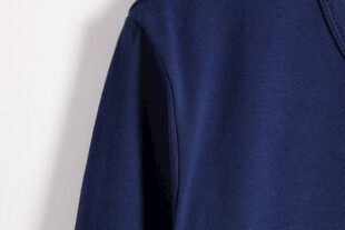 深蓝色长袖上衣局部展示