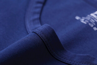 蓝色T恤领口细节展示