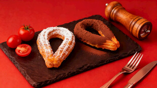 美味糕点与餐具的精致组合