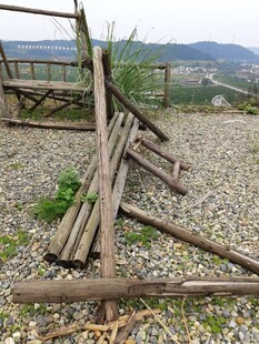 倒地的木制围栏