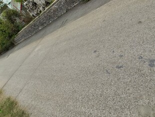 空旷水泥路面场景