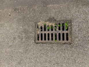 路面上的金属排水格栅