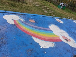 地面绘有彩虹云朵图案