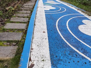 蓝色彩绘步道艺术感满满