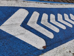 路面导向箭头标识