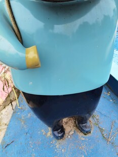 蓝色卡通角色下半身特写