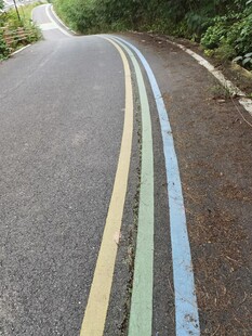 彩色曲线装点的蜿蜒道路