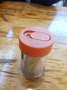 橙色盖透明罐内装牙签