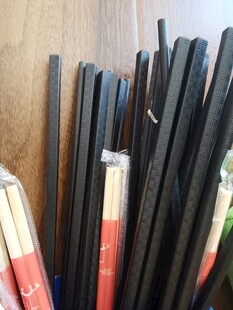 整齐排列的黑色筷子